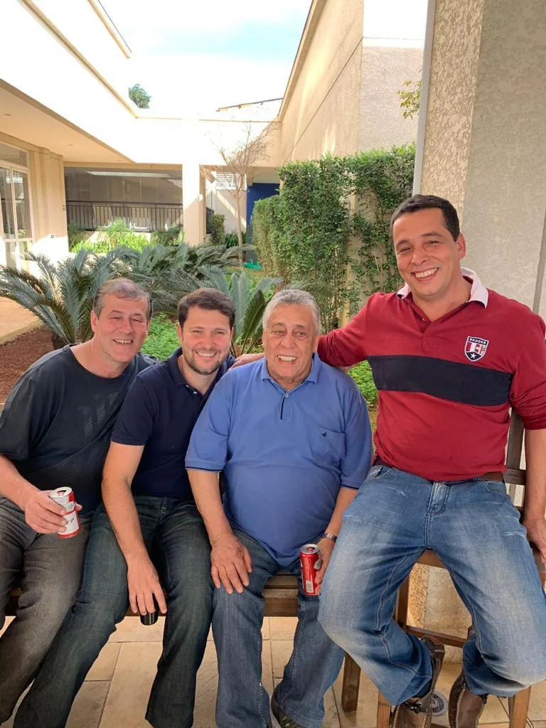 Celso Kersul ao lado dos filhos Mauro e Maurício, em momento descontraído em família
